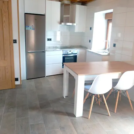 House With 2 Bedrooms In Luarca With Wonderful Mountain View And Balcony 700 M From The Beach בית נופש